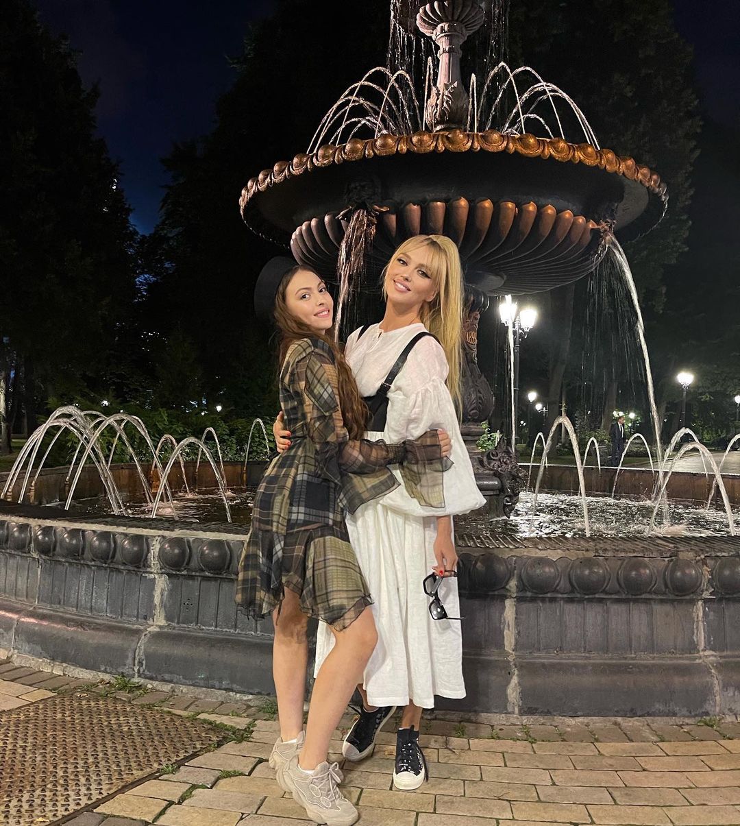 Як дві сестрички: Оля Полякова вразила квітучим виглядом на фото з донькою